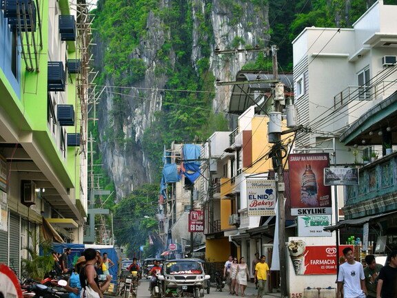Ang bayan ng El Nido sa tabi ng look
