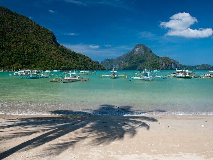 tranquil anchoring outrigger boats in el nido